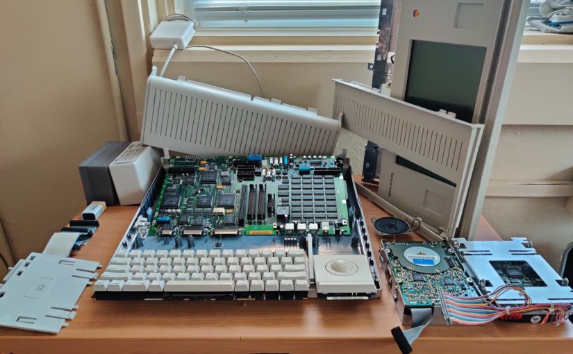 苹果首台笔记本Mac Portable全拆卸，蒂姆·库克签名，无螺丝设计，机械键盘